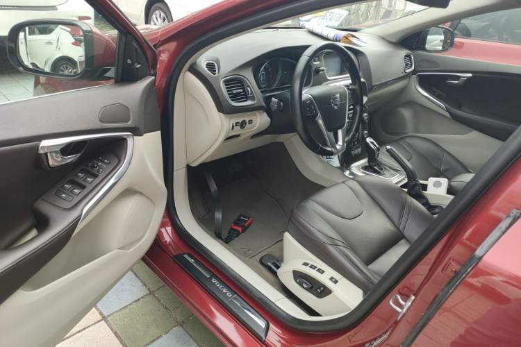 Used Volvo V40 2015 1.6T Zhiya Edition
