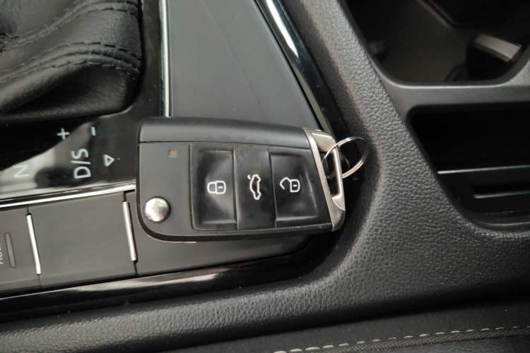 Used Volkswagen Tiguan L 2019 330TSI Automatic Two-Wheel Drive Panoramic Comfort Edition China VI Standard
