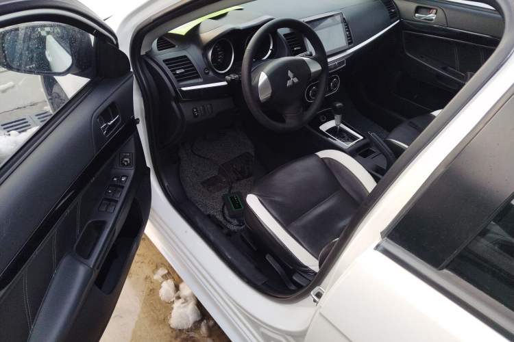 Used Mitsubishi Lancer EX 2016 1.8L CVT Black-and-White Retro Edition