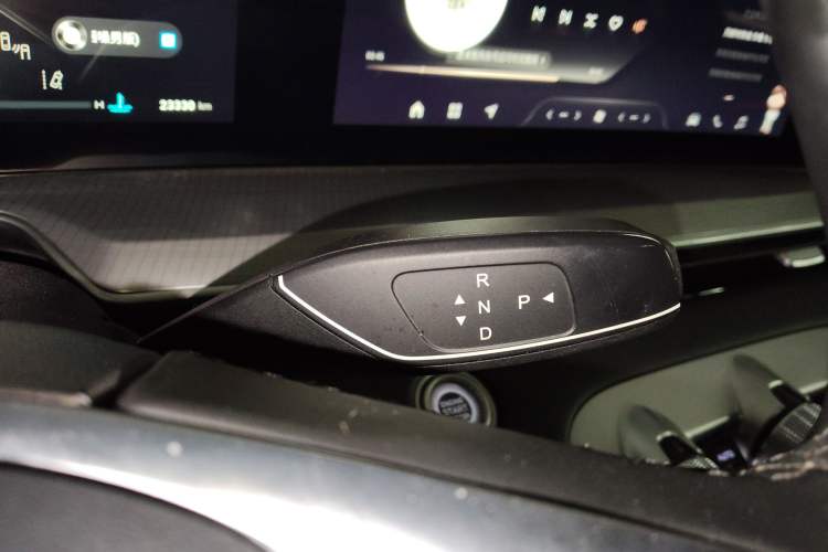 Used  Lingyun 2024 300T Two-Wheel Drive Starlight Edition
