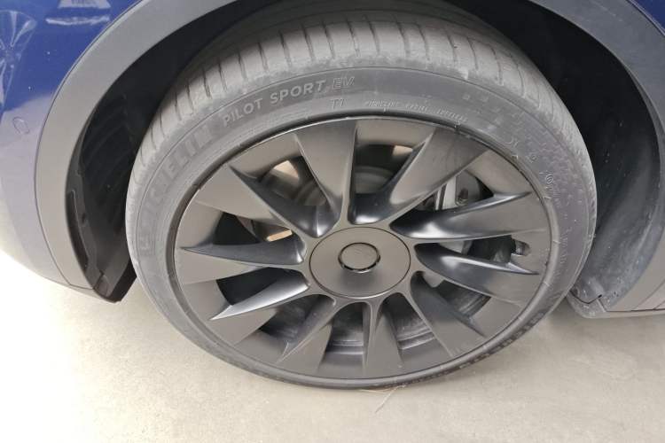 Used Tesla Model Y 2021 Long-Range All-Wheel-Drive Version 3D7
