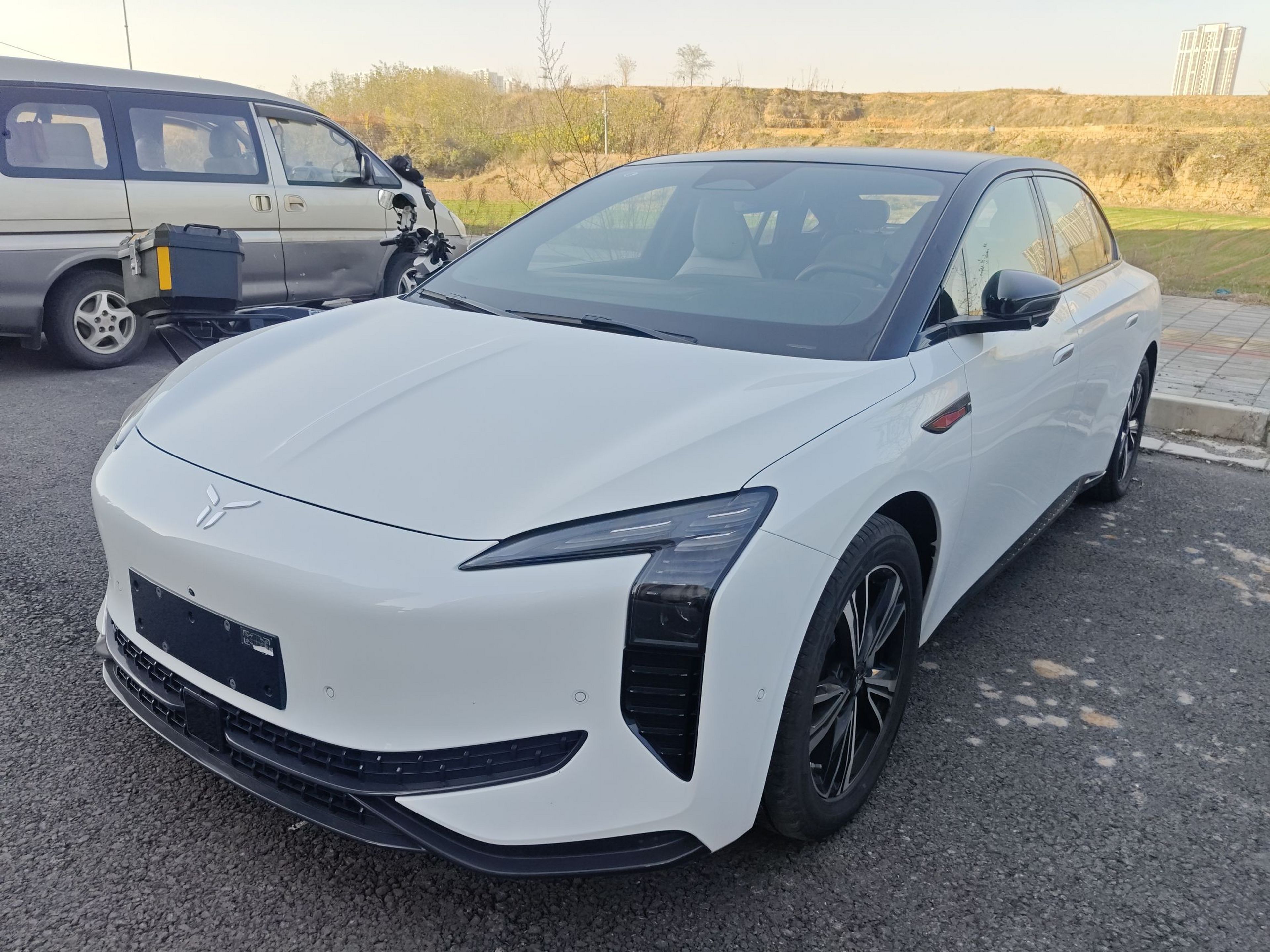 تحت مقدمة السيارة