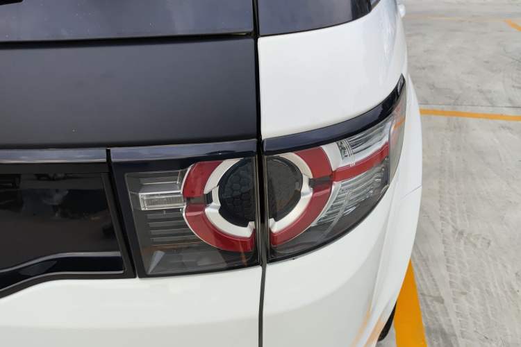 Used Land Rover Discovery Sport 2019 240 PS SE Dynamic Version China VI Standard
