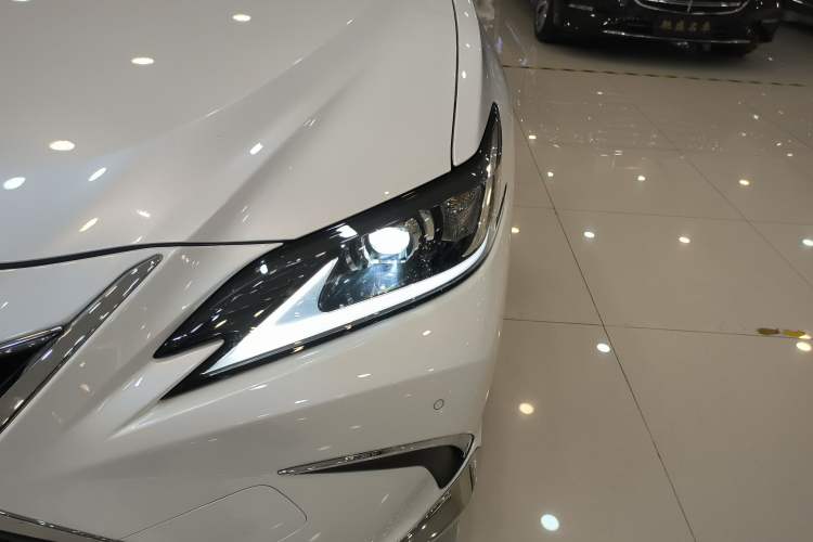 Used Lexus ES 2022 300h Excellence Edition

