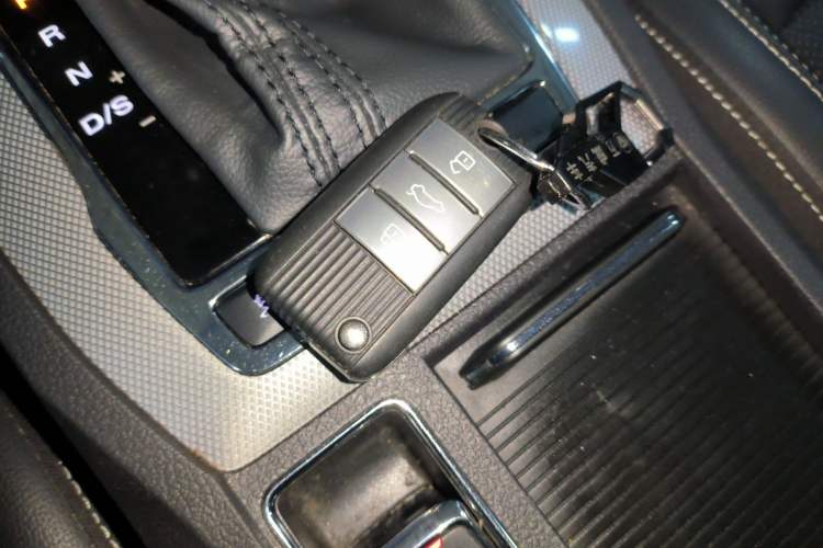 Used Roewe RX5 2019 20T Two-Wheel Drive Automatic Ali Smart Connectivity Platinum Edition
