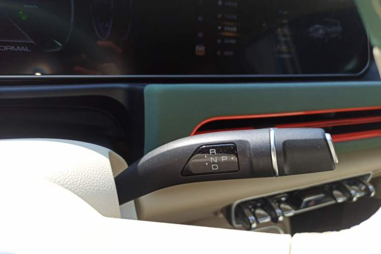 Used ORA Good Cat 2023 401 km Standard Range Luxury Version Lithium Iron Phosphate
