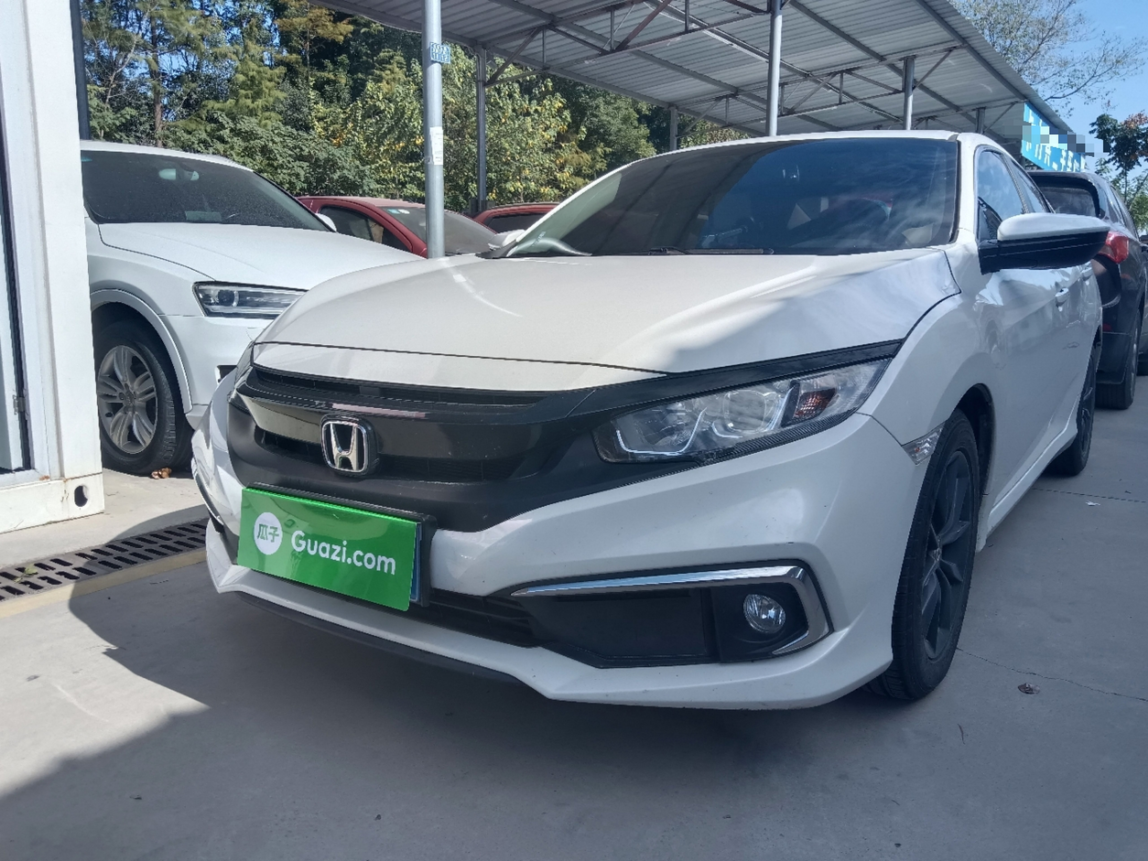 تحت مقدمة السيارة