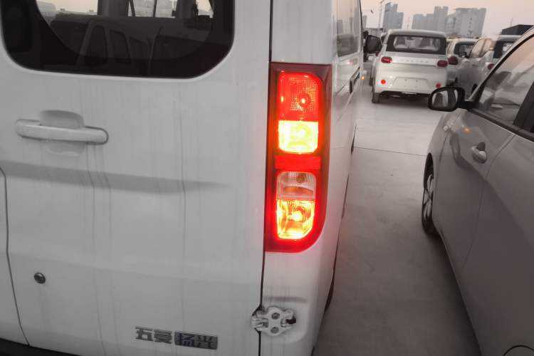 Used Wuling Yangguang 2024 300KM Comfort Version Passenger Van 75kW
