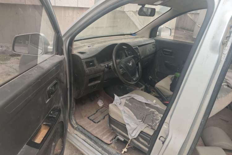 Used Wuling Rongguang V 2018 1.5L Standard Version
