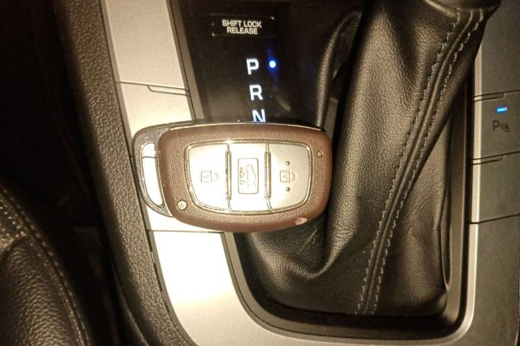 Used Hyundai Elantra 2016 1.6L Automatic ZhiXuan · Luxury Version
