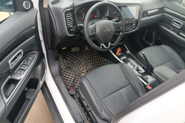 Used Mitsubishi Outlander 2018 2.0L Two-Wheel Drive Glory Edition 5 Seats
