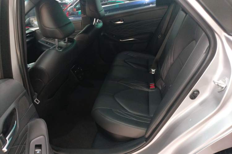 Used Toyota Avalon 2019 Dual-Engine 2.5L XLE Prestige Version China VI Standard
