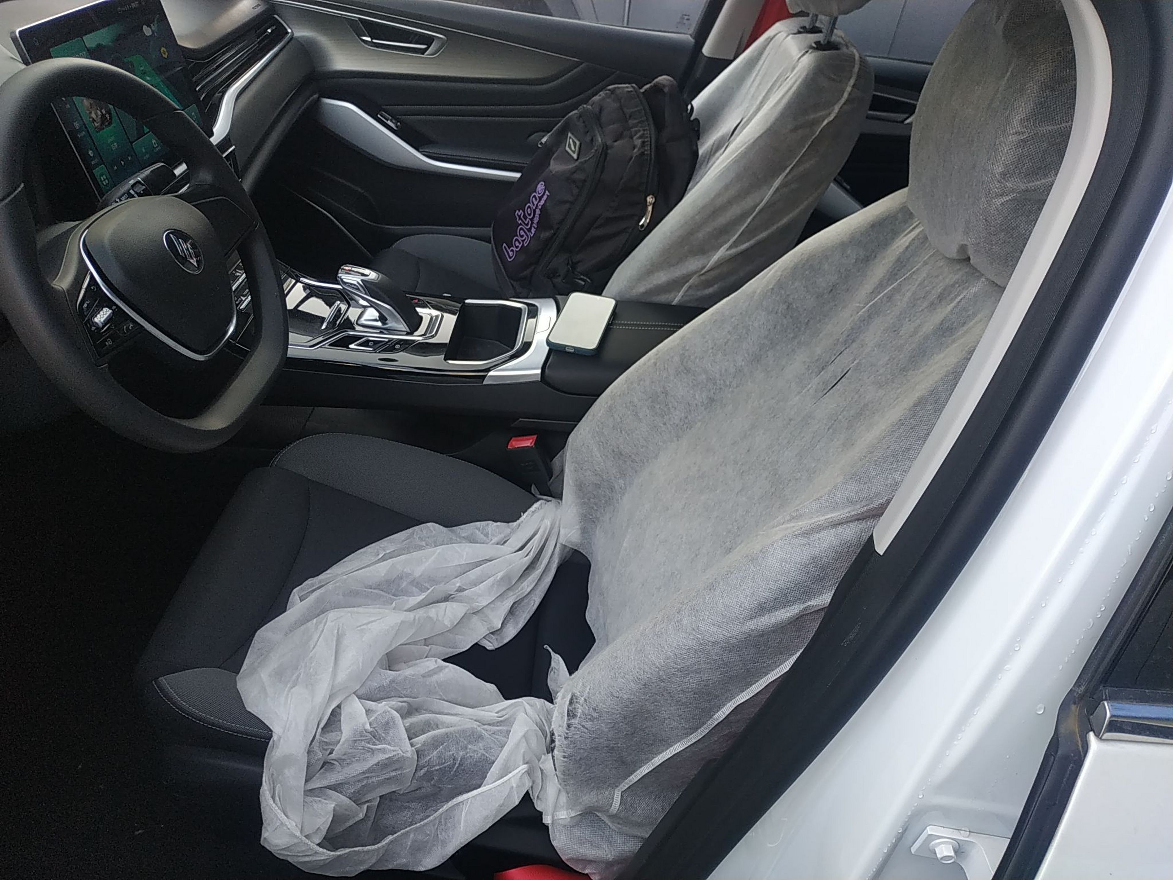 المقاعد الأمامية داخل السيارة