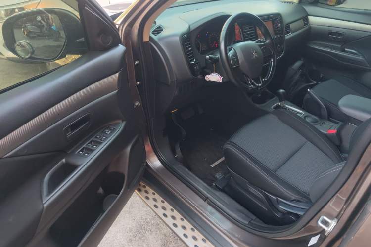 Used Mitsubishi Outlander 2016 2.0L Two-Wheel Drive Value Edition 5 Seats