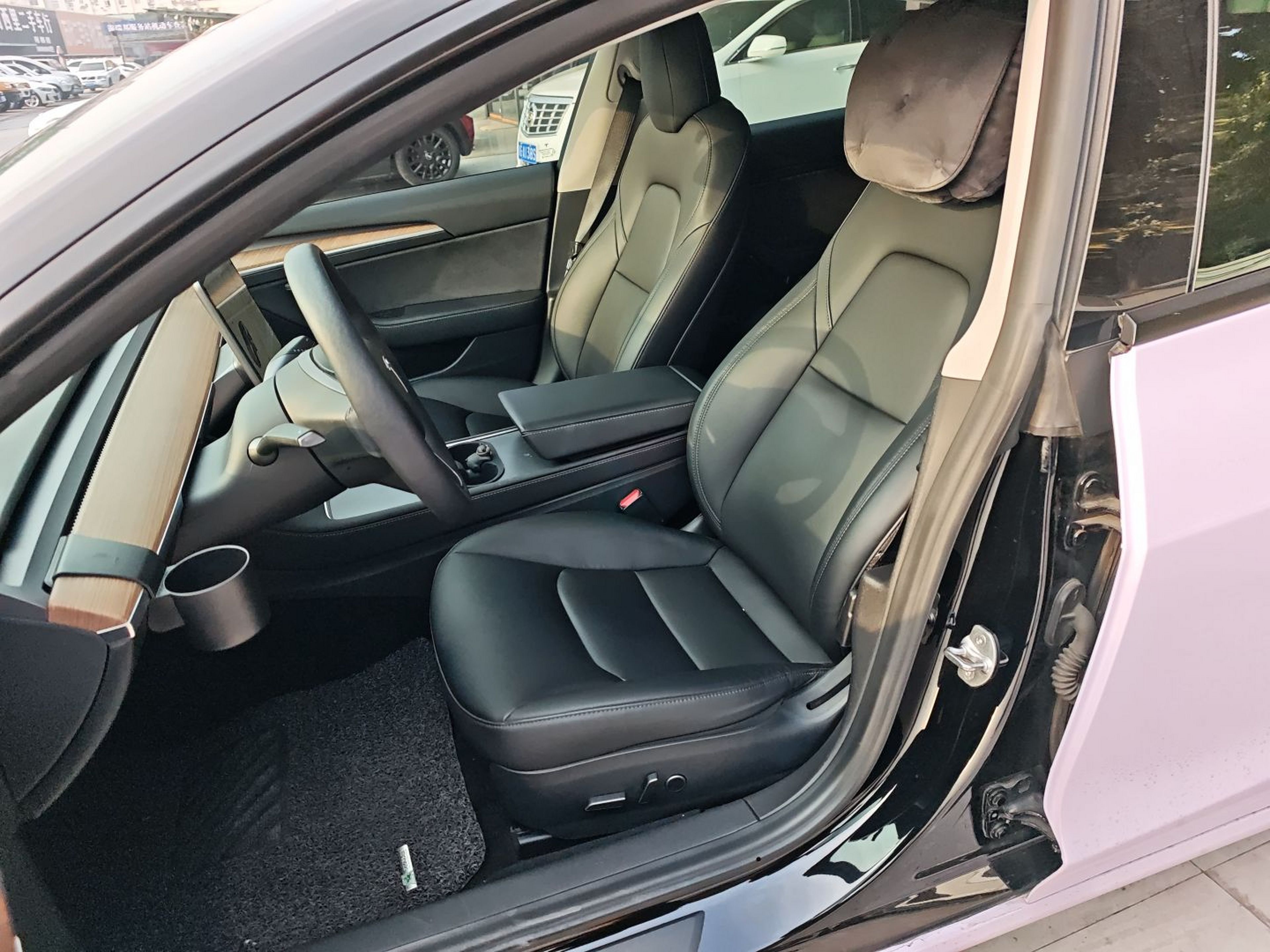 المقاعد الأمامية داخل السيارة