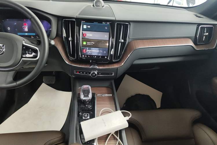 Used Volvo XC60 New Energy 2025 Plug-in Hybrid Long-Range All-Wheel Drive Smart Luxury Edition
