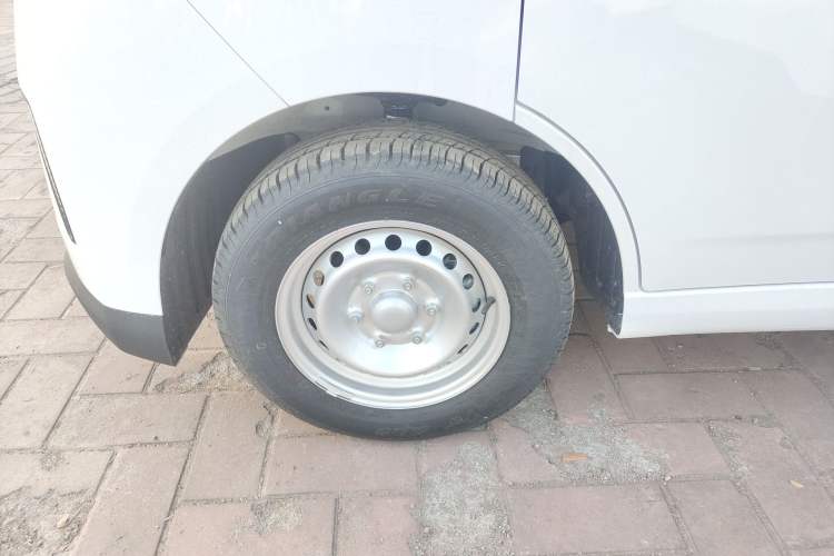 Used Wuling Yangguang 2024 300KM Comfort Version Passenger Van 75kW
