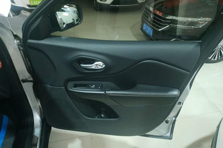 Used  Cherokee 2016 2.4L Professional Smart Version
