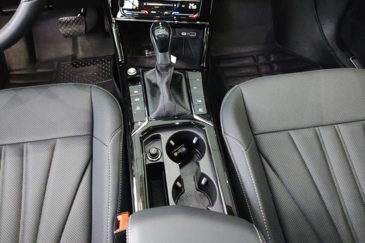 Used Volkswagen Passat 2025 Outstanding Model 380TSI Dragon Glory Edition
