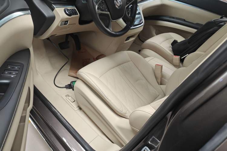 Used Buick GL8 2023 Facelifted Land Cruiser Executive Luxury Version