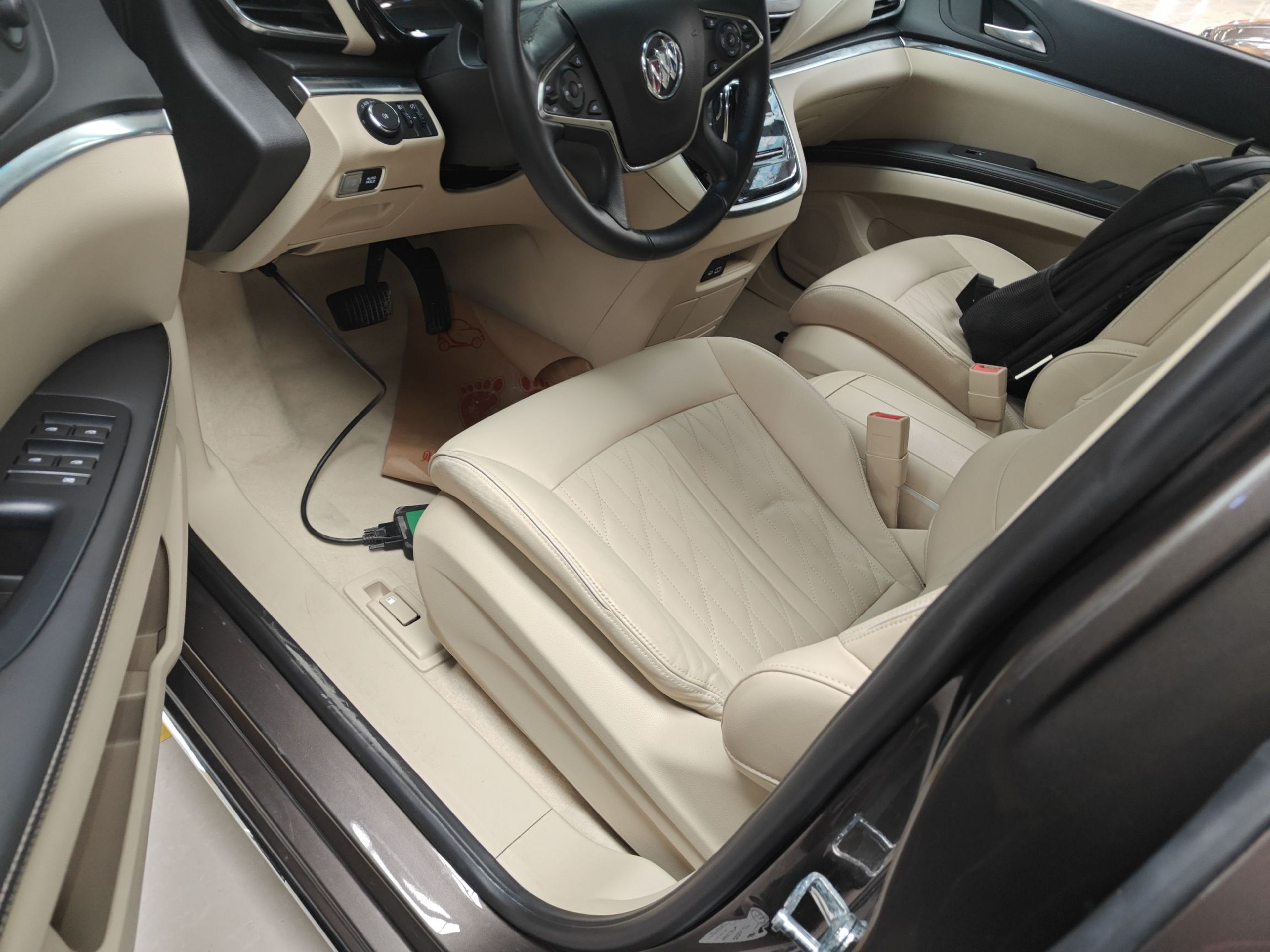 Переднее сиденье в автомобиле