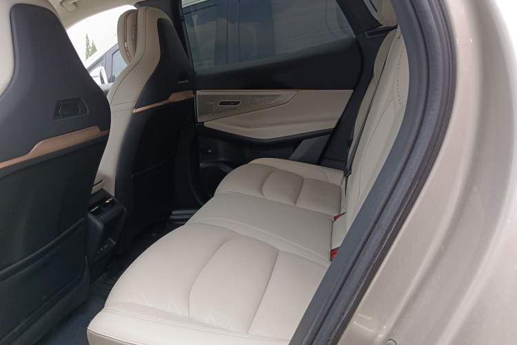 Used Lynk & Co 08 EM-P 2023 245km Ultra-Long Range Halo
