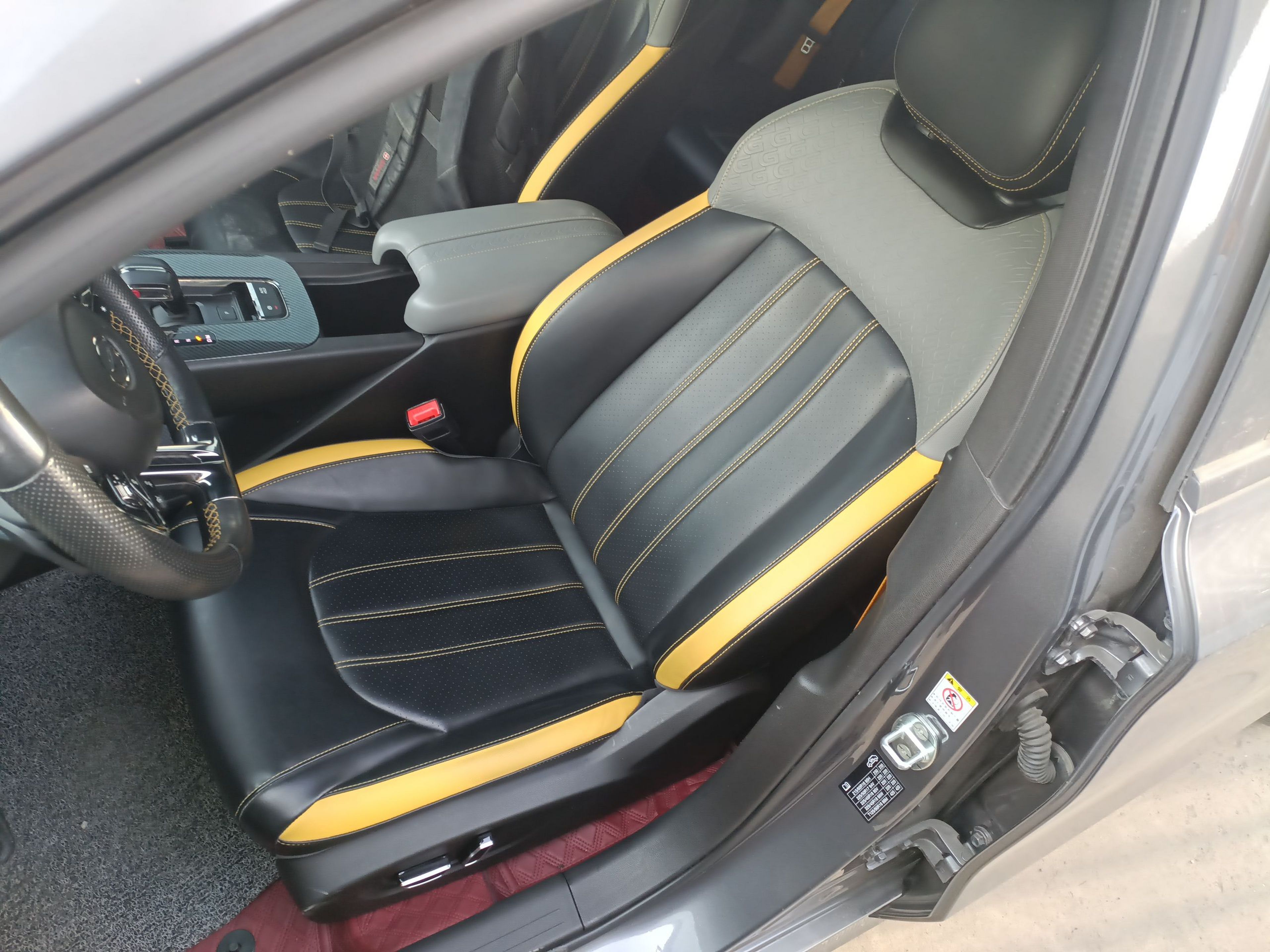 المقاعد الأمامية داخل السيارة