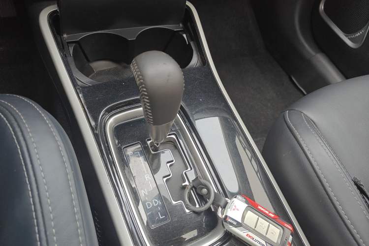 Used Mitsubishi Outlander 2019 2.0L Two-Wheel Drive Comfort Edition 7-Seater China VI Standard