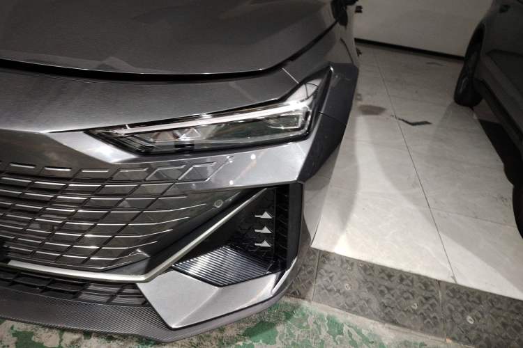 Used Changan UNI-V 2022 1.5T Prestige Version