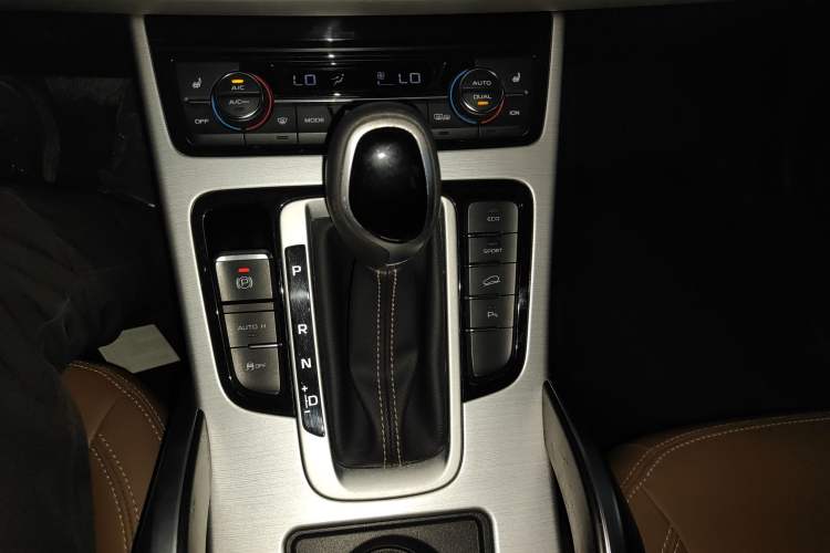 Used Geely Auto Emgrand X7 Sport 2016 1.8TD Automatic ZhiZun Version
