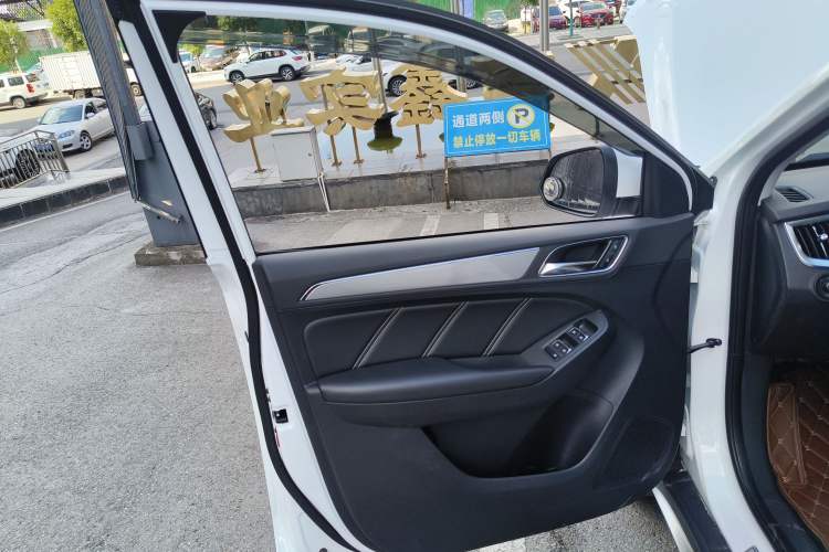 Used Roewe RX5 2016 30T Two-Wheel Drive Automatic Internet Smart Edition
