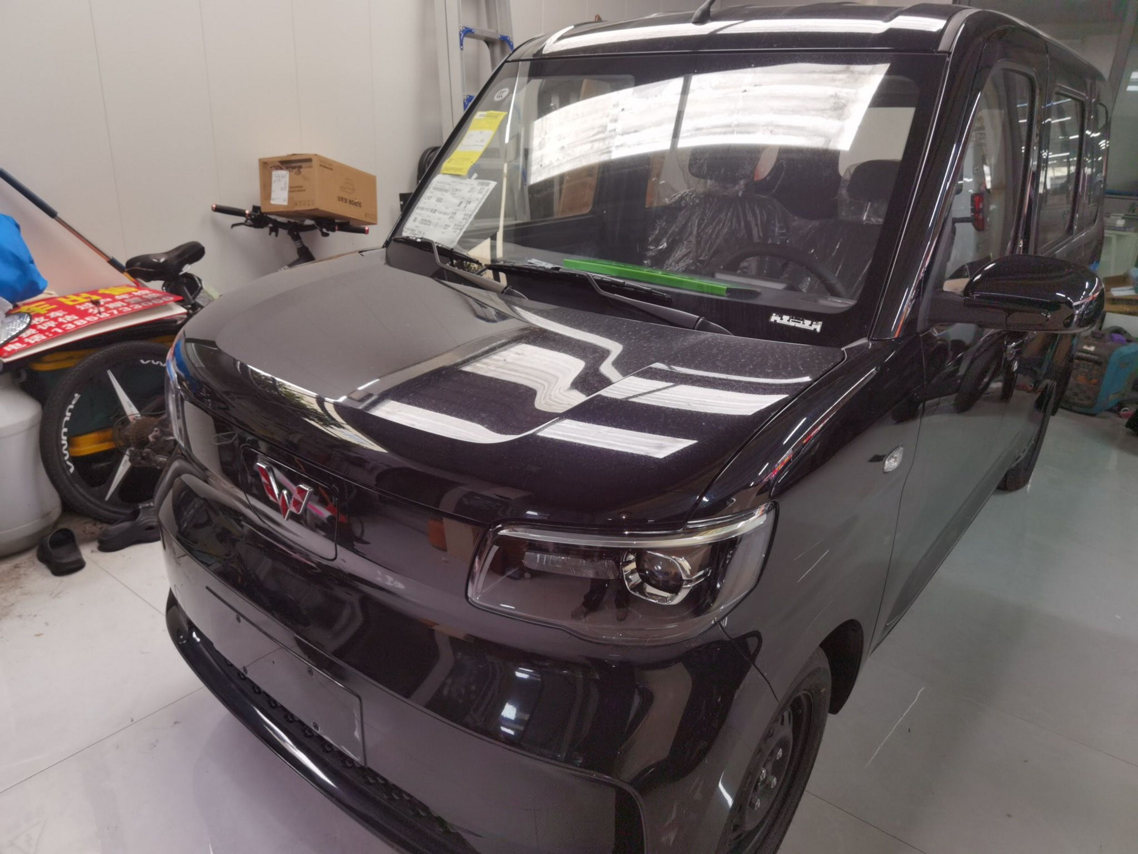 تحت مقدمة السيارة