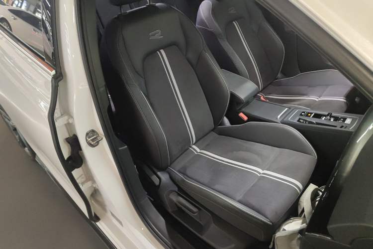 Used Volkswagen Golf 2023 Facelift 280TSI DSG R-Line Lite
