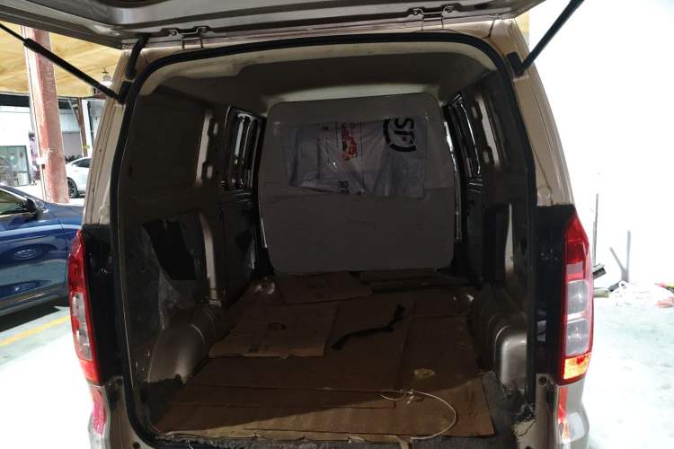 Used Wuling Hongguang V 2022 1.5L Jingqu Edition Enclosed-Window Vehicle with Electric Power Steering LAR