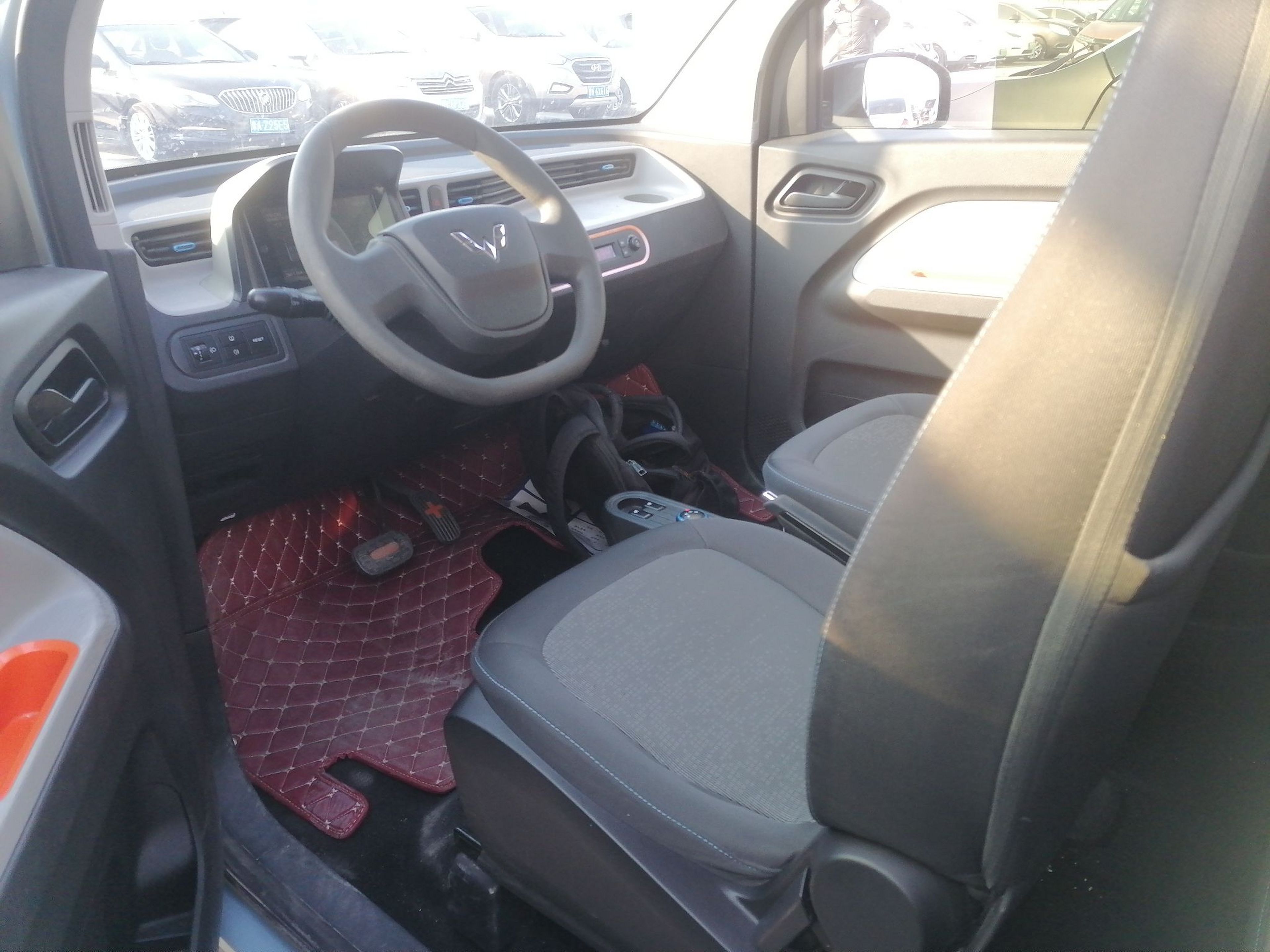 المقاعد الأمامية داخل السيارة