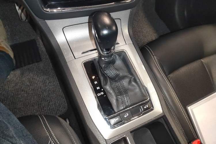 Used Roewe RX5 2016 20T Two-Wheel Drive Automatic Internet Smart Edition
