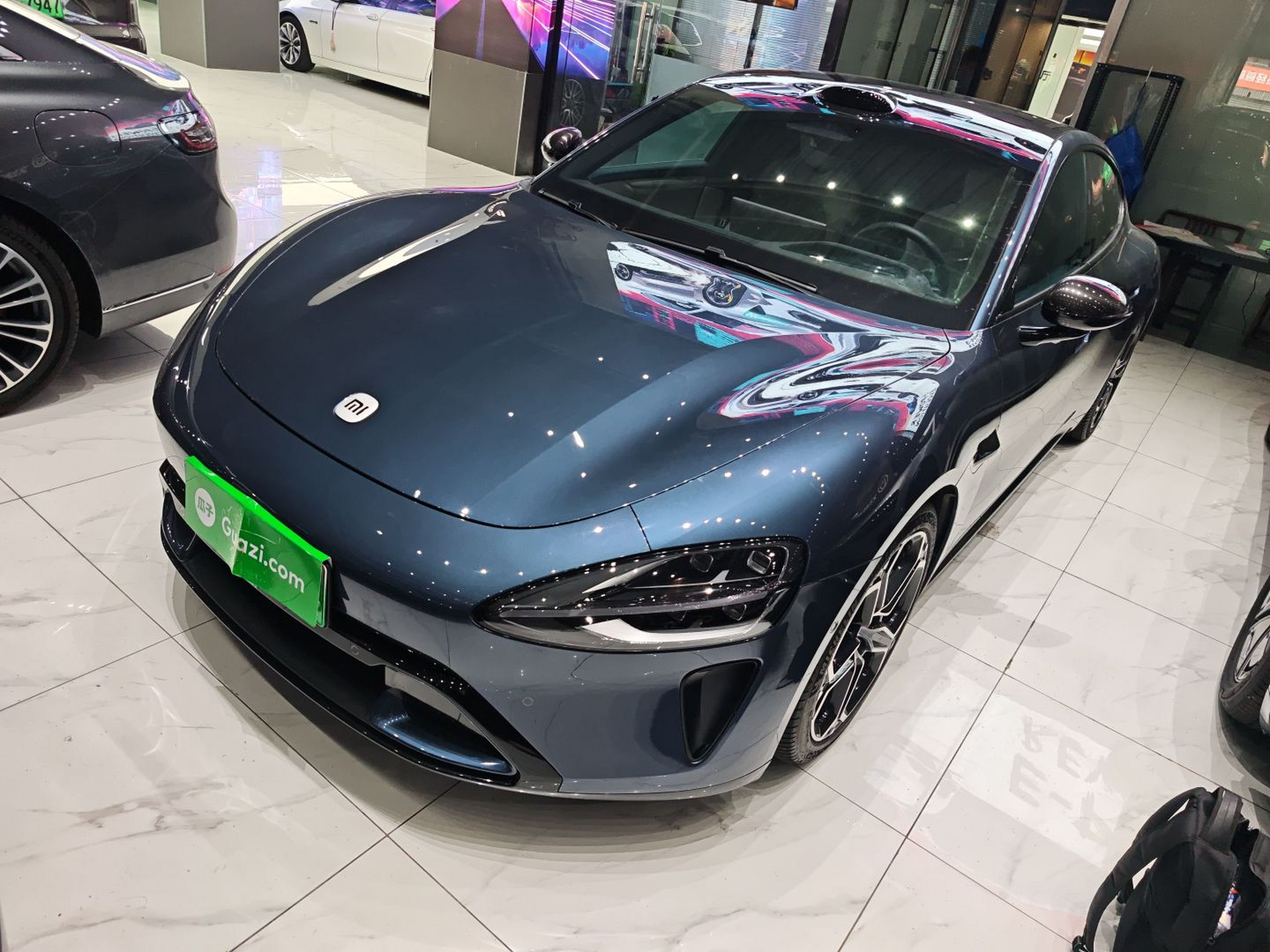 تحت مقدمة السيارة