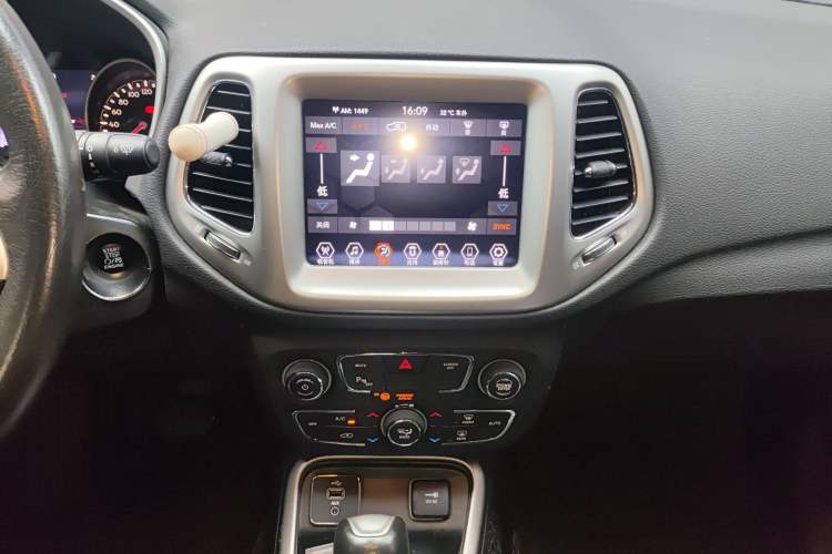 Used  Compass 2019 200T Automatic Family Edition - Connected Large Screen Version
