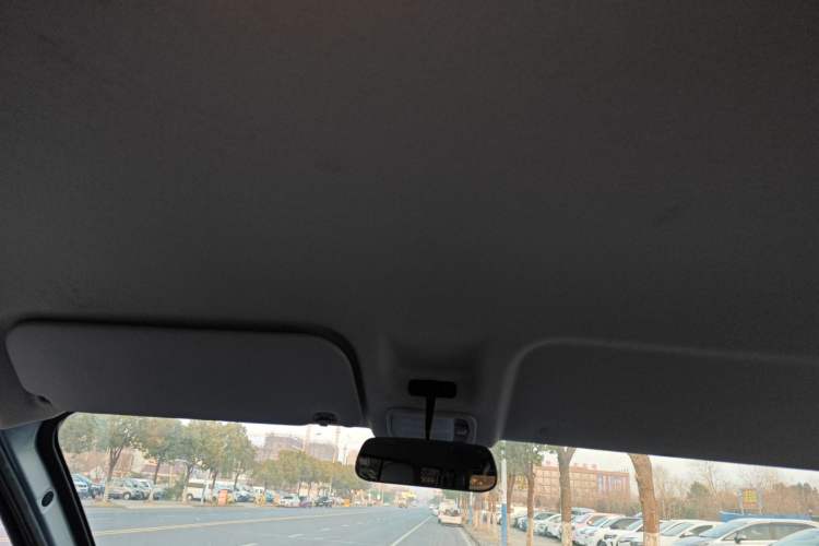 Used Wuling Yangguang 2024 300KM Comfort Version Passenger Van 75kW
