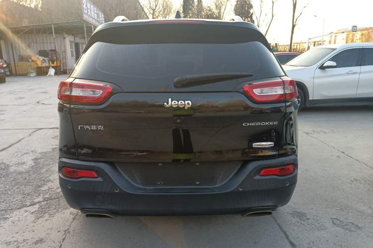 Used  Cherokee 2016 2.4L Leading Smart Version