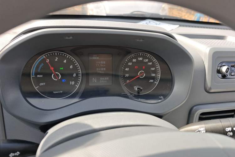 Used Wuling Yangguang 2024 300KM Comfort Version Passenger Van 75kW