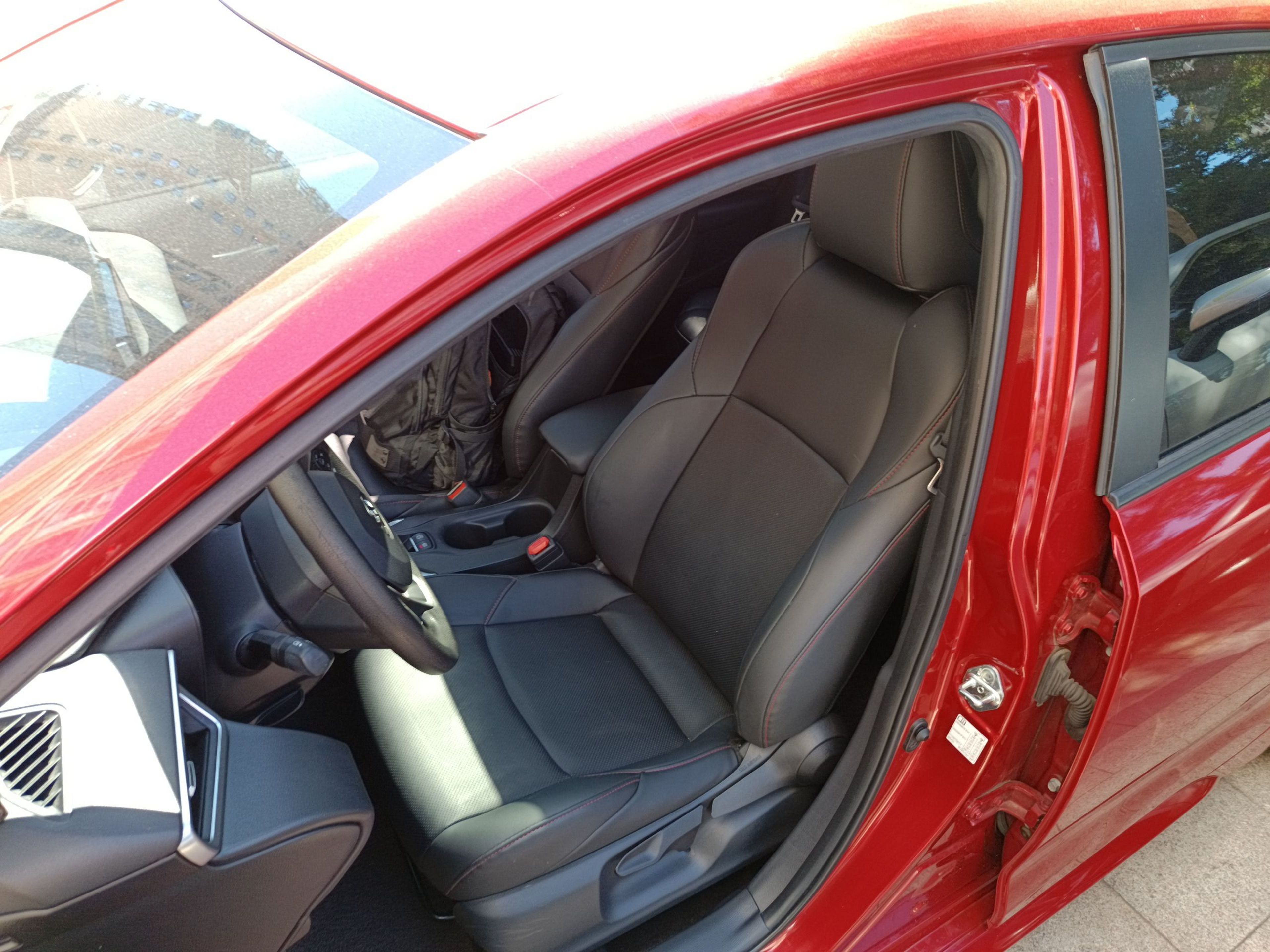 المقاعد الأمامية داخل السيارة