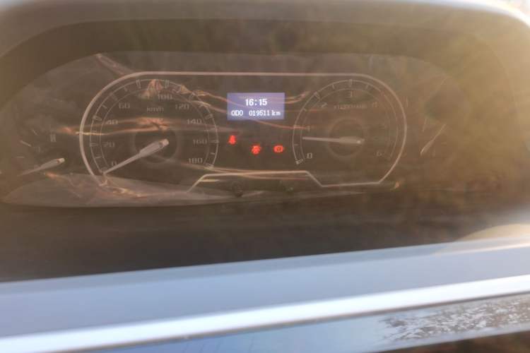 Used SAIC MAXUS Xintu V80 2023 2.0T Manual Classic Aoyuntong Short Wheelbase Mid-Roof 5/6-Seater