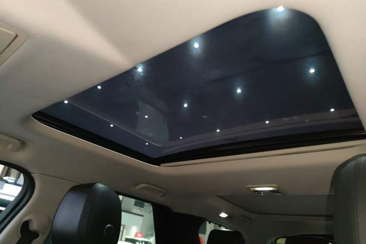 Used Land Rover Discovery 2019 2.0T SE
