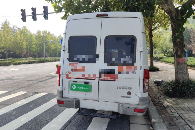 Used Iveco Daily 2021 2.5T A40 M1 Passenger Van 5-9 Seats Long Wheelbase Mid-Roof Design Dual Tires Manual Doors
