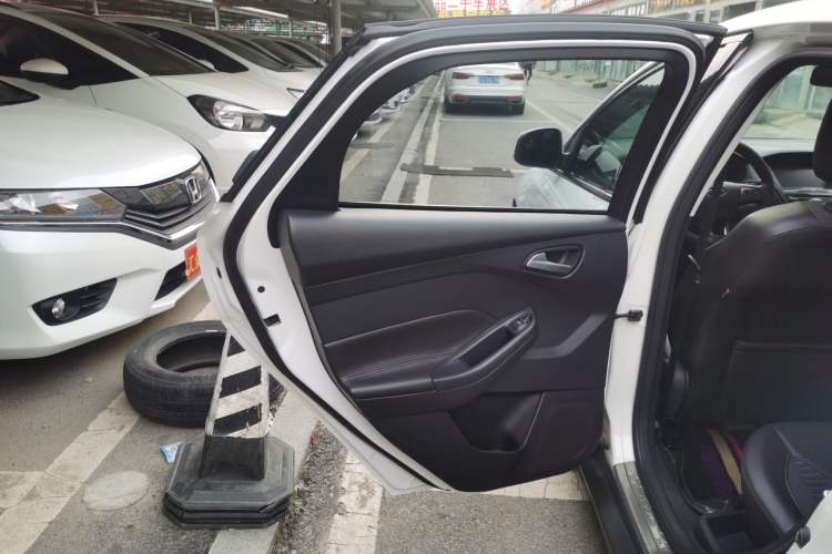 Used Ford Focus 2015 Hatchback 1.6L Automatic Fashion Edition
