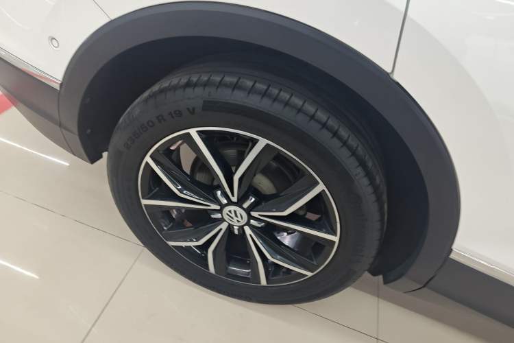 Used Volkswagen Tiguan L 2019 330TSI Automatic Two-Wheel Drive Smart Luxury Version China V Emission Standard
