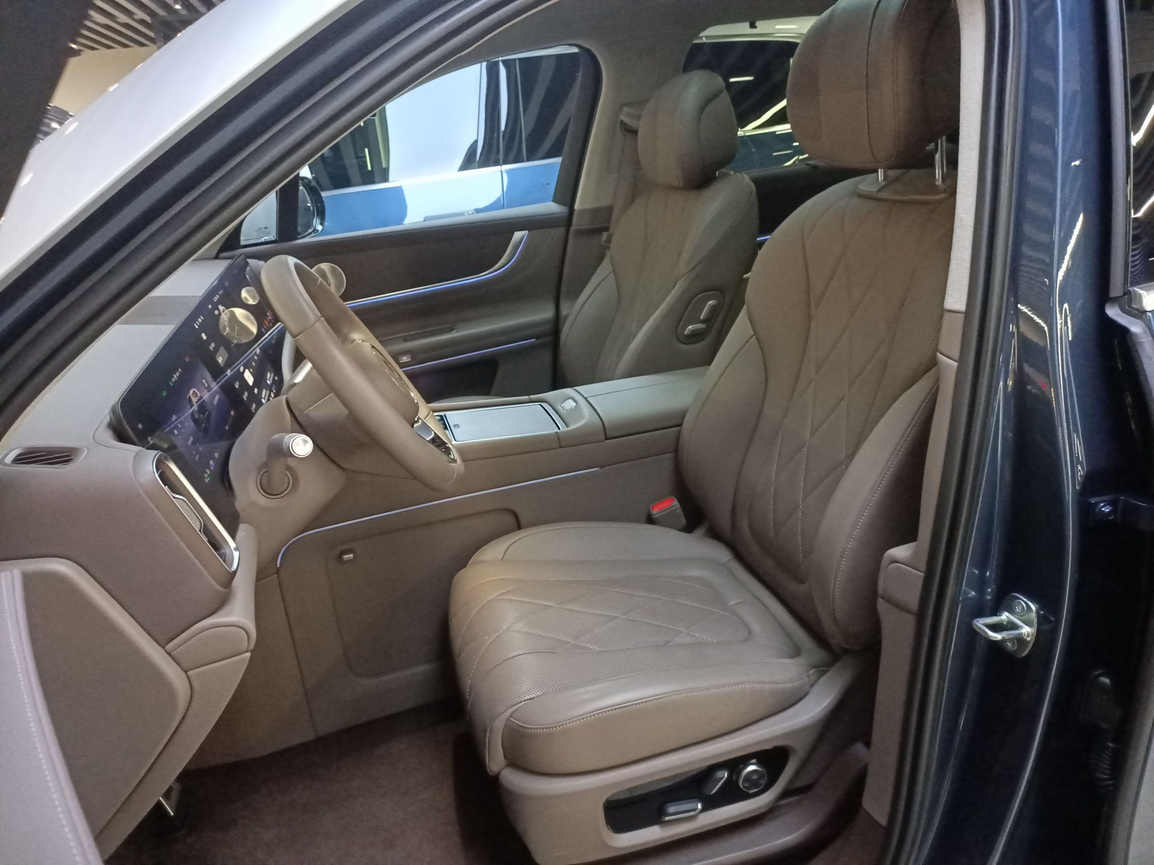 المقاعد الأمامية داخل السيارة