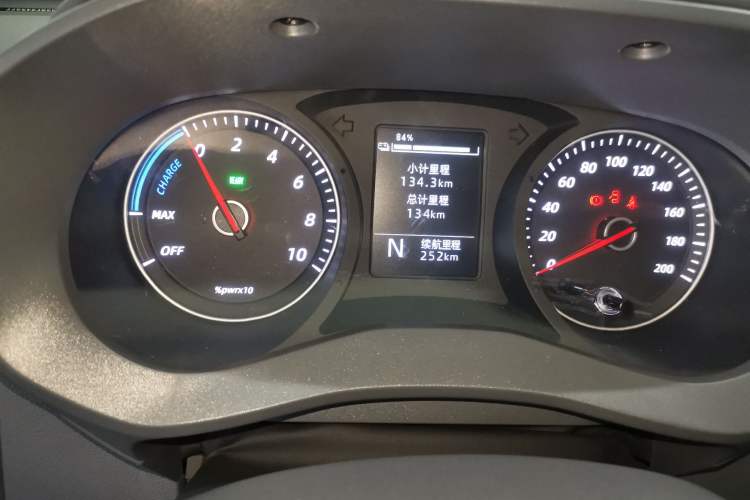 Used Wuling Yangguang 2025 Model 310KM Bus Edition—Customized by CATL
