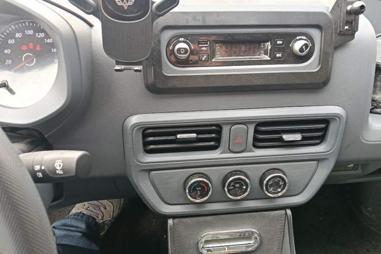 Used Wuling Yangguang 2024 300KM Comfort Version Passenger Van 75kW
